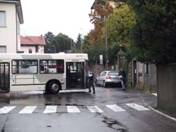 Il pullman fermo a causa di un automobilista maleducato