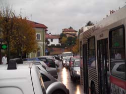 La colonna di auto in attesa che il pullman passi