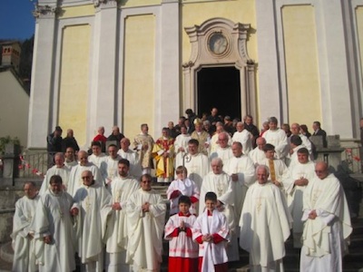 i trenta preti che hanno concelebrato la messa del 75esimo di sacerdozio