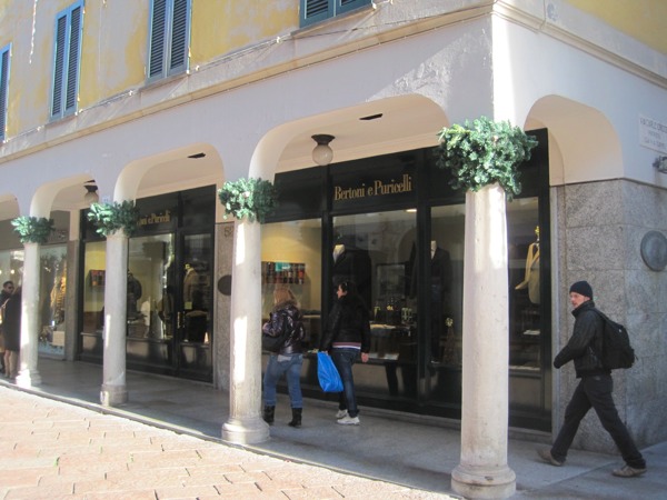 Tra i portici di Corso Matteotti
