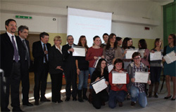 Il gruppo di studenti del Manzoni premiati dalle autorità