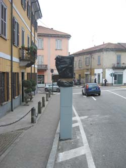 Il photored ancora incappucciato in piazza Libert&agrave; a Gavirate