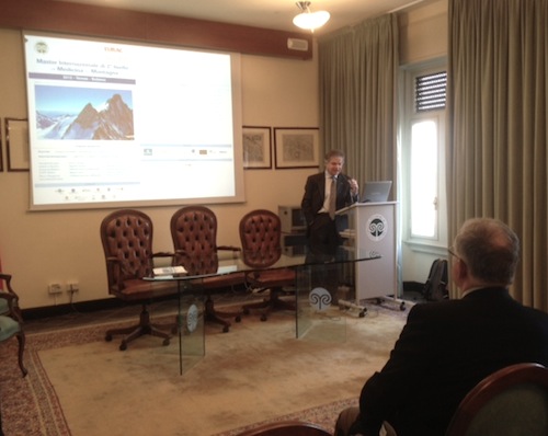 Il professor Festi illustra il master