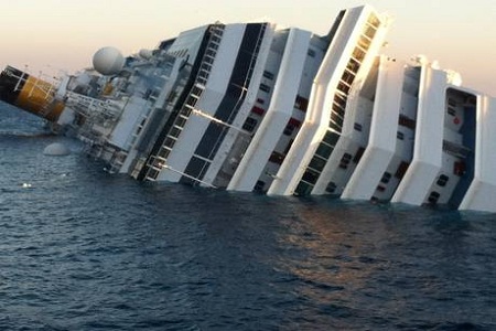 Affonda una nave: 3 morti, 70 dispersi 