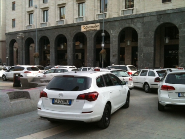 Taxi in piazza a Varese