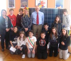 Il sindaco al centro con i ragazzi del CCR