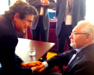 Maurizio Ciatti (a sinistra) stringe la mano al professor Branemark