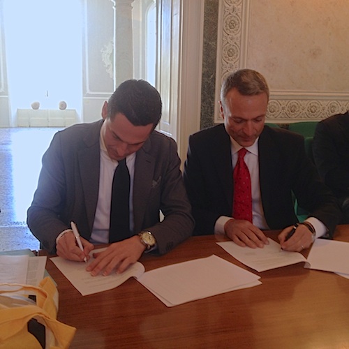 La firma della convenzione, da parte degli assessori all'ambiente di Vercelli e Varese