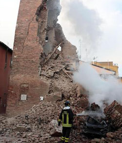 La torre caduta a causa del terremoto in Emilia