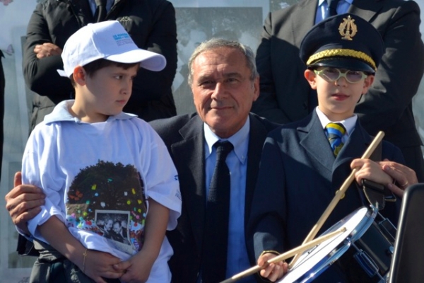 IL procuratore antimafia Grasso con dei piccoli passeggeri