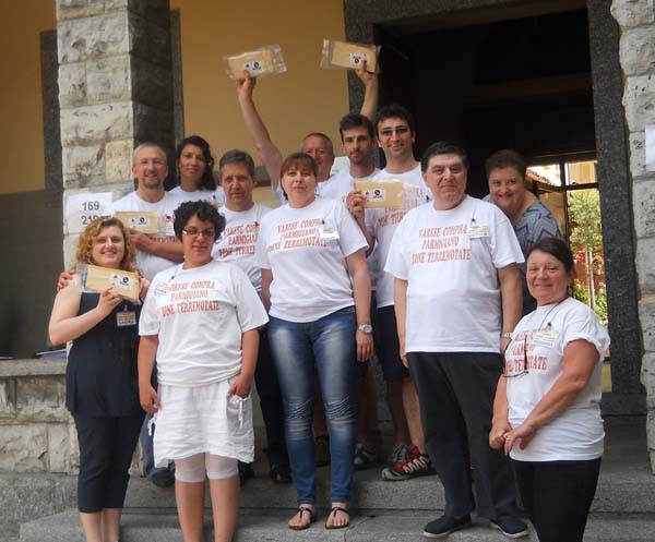 I volontari di "Varese compra il parmigiano delle zone terremotate"