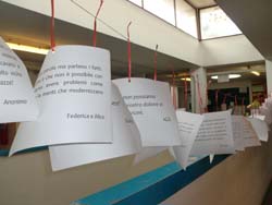 le lettere appese all'interno del linguistico Manzoni