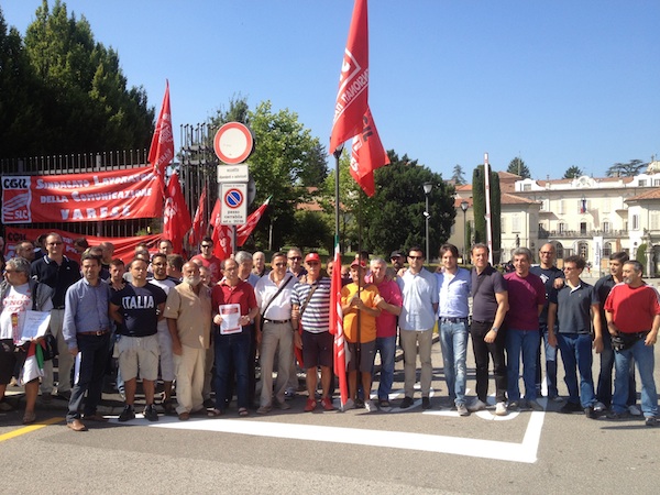 Il presidio davanti alla prefettura