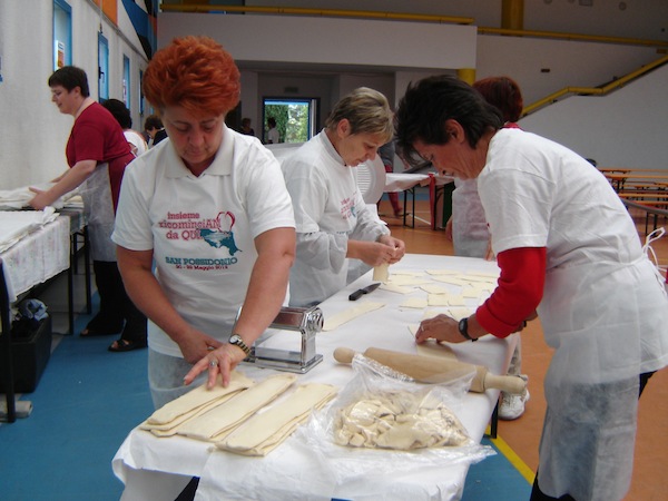 La preparazioned ello gnocco fritto