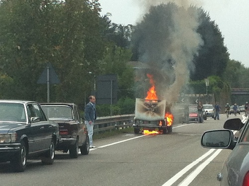 auto fiamme buguggiate