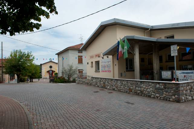 La scuola di Sant'Alessandro e piazza Giancarlo De Molli