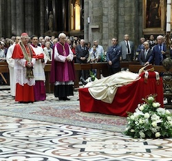Carlo maria martini, il feretro in duomo