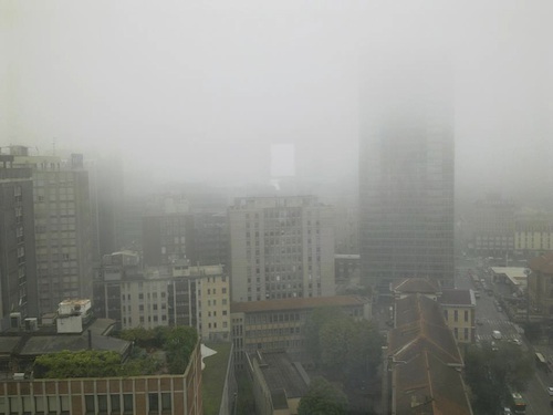 palazzo lombardia nebbia
