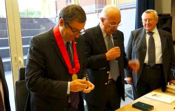 Il ministro profumo con la rosa commacina