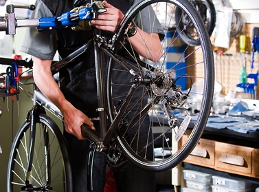 Dalla “scuola bottega” l'officina per imparare a riparare biciclette e  motorini