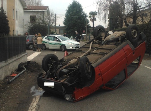 ribaltamento auto lonate ceppino