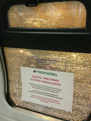 vetro vandalizzato trenord