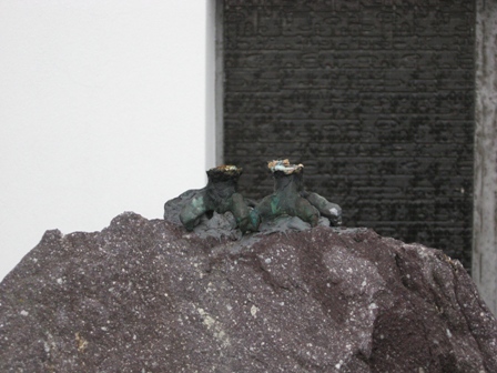 Monumento ai caduti di Barasso sfregiato