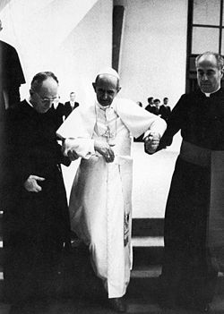 monsignor Pasquale Macchi alla destra di papa Paolo VI