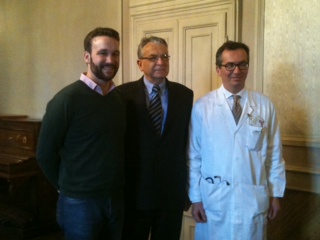 Luke insieme al presidente di Ail Mombelli e al prof. Passamonti