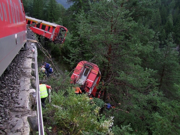 treno deragliato svizzera grigioni
