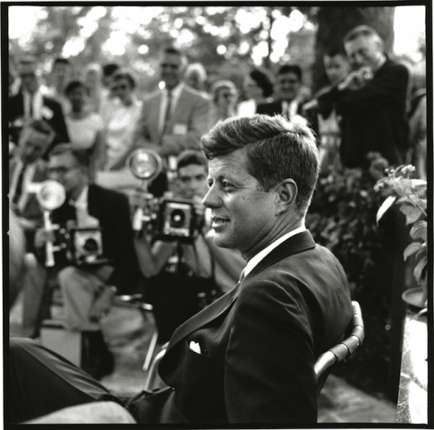 Il Presidente J.F. Kennedy incontra i giornalisti dopo la sua elezione.  Washington, D.C. 1960 © Jacques Lowe/Camera Press